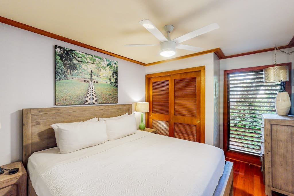Lovely condo with lanai, pool, hot tub, tennis & gym - walk to Kiahuna Beach
