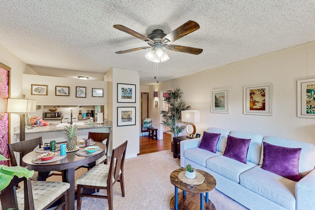 Bright beautiful condo with A/C, WiFi, lanai, pools, & easy beach access