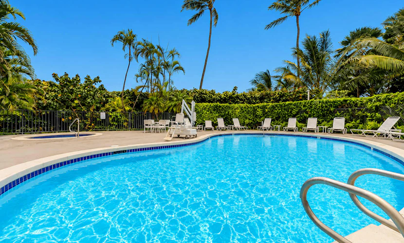 Bright beautiful condo with A/C, WiFi, lanai, pools, & easy beach access