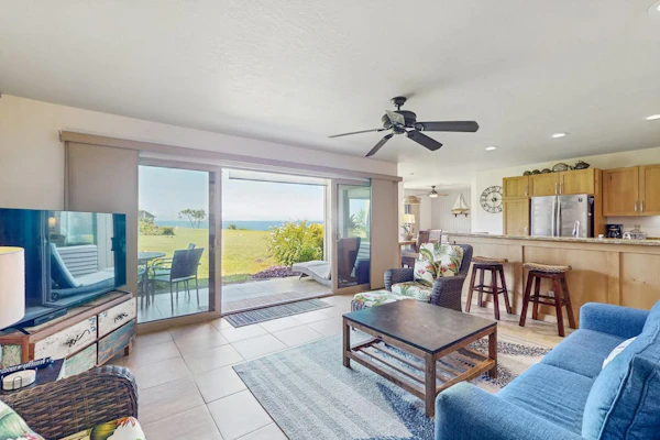 Relaxing, oceanview getaway w/shared pool & hot tub, lanai, private washer/dryer