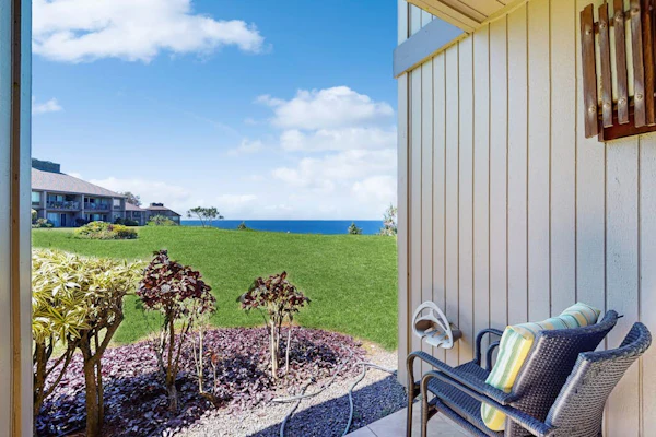 Relaxing, oceanview getaway w/shared pool & hot tub, lanai, private washer/dryer