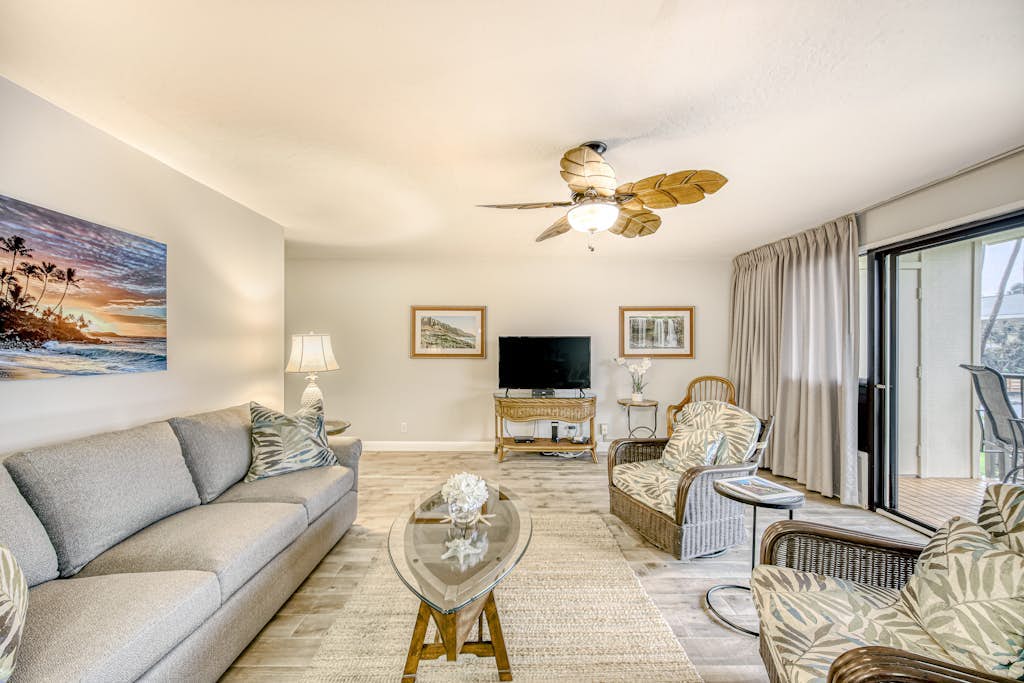 Renovated Condo in an Oceanfront Complex with AC, Lanai, and Pool
