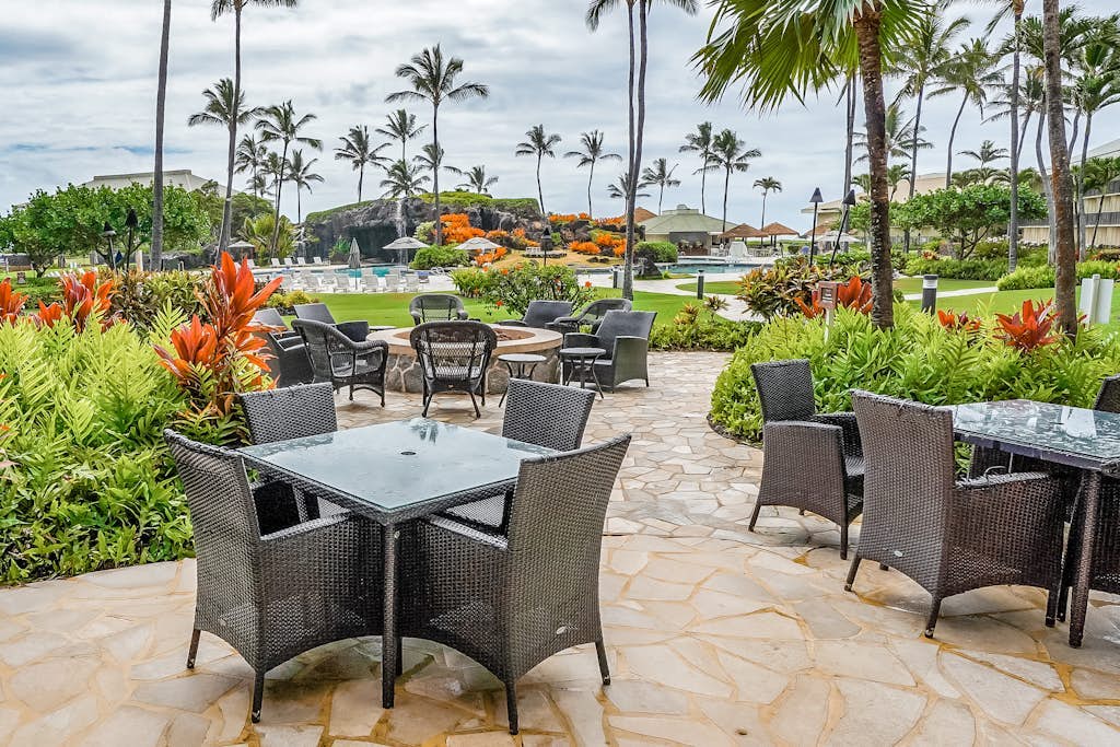 Renovated Condo in an Oceanfront Complex with AC, Lanai, and Pool