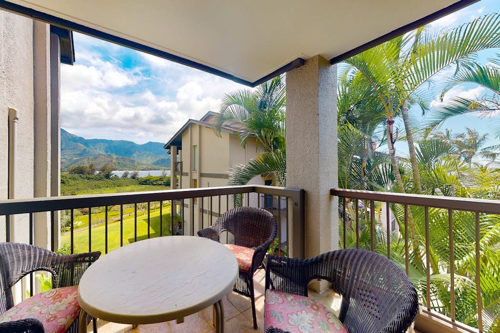 Corner studio with mountain/bay views, lanai, AC, 2 pools & 8 tennis courts