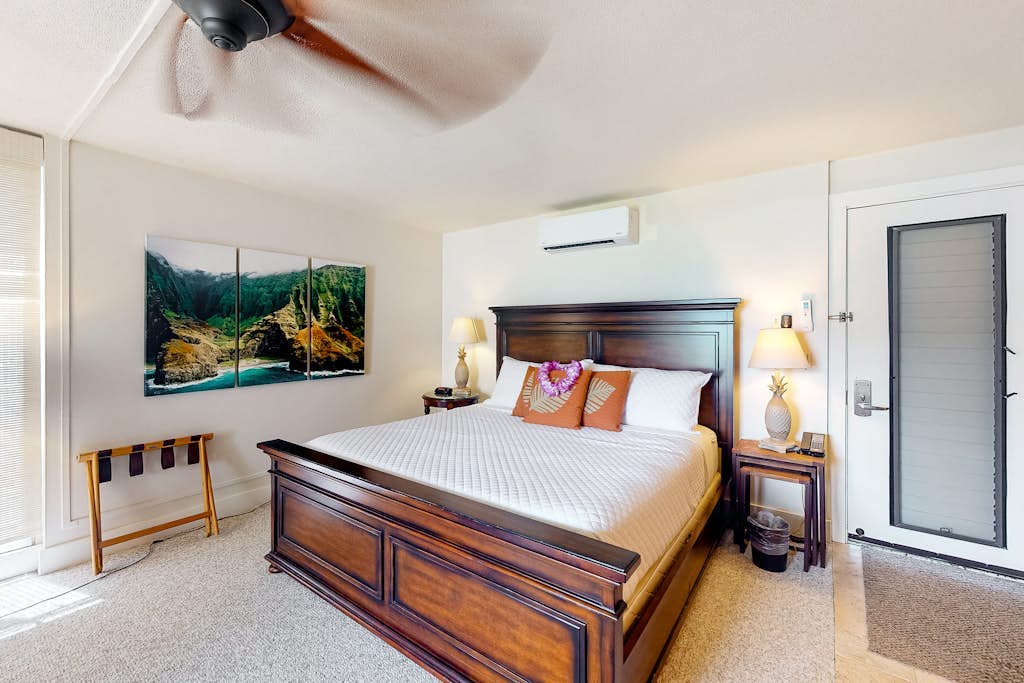 Corner studio with mountain/bay views, lanai, AC, 2 pools & 8 tennis courts