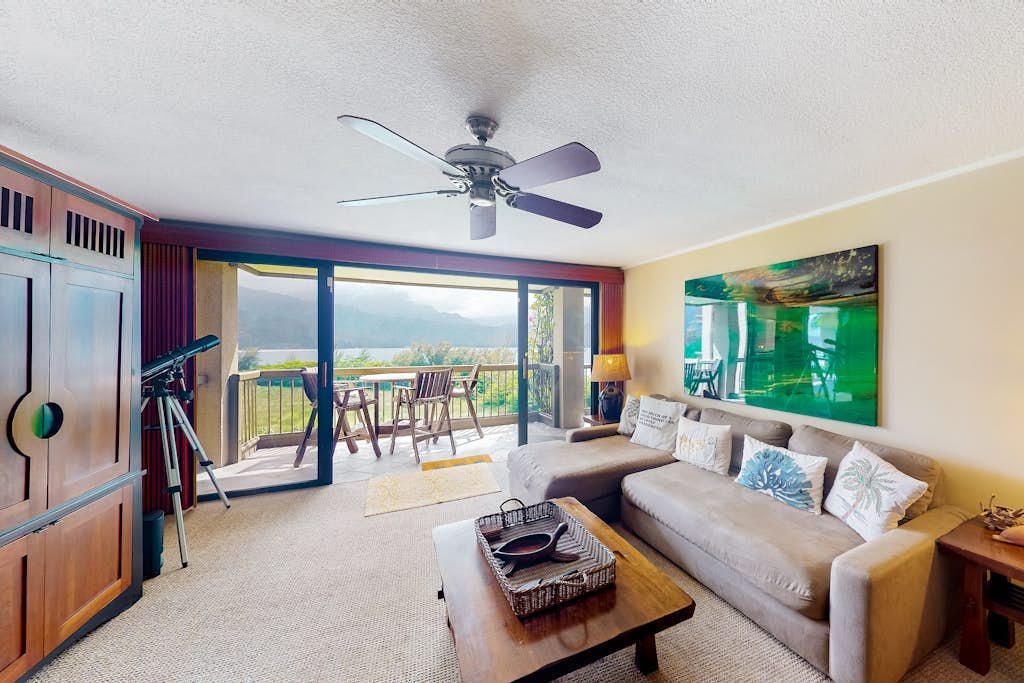 Convenient condo with amazing view of Hanalei Bay, lanai, outdoor pool & hot tub