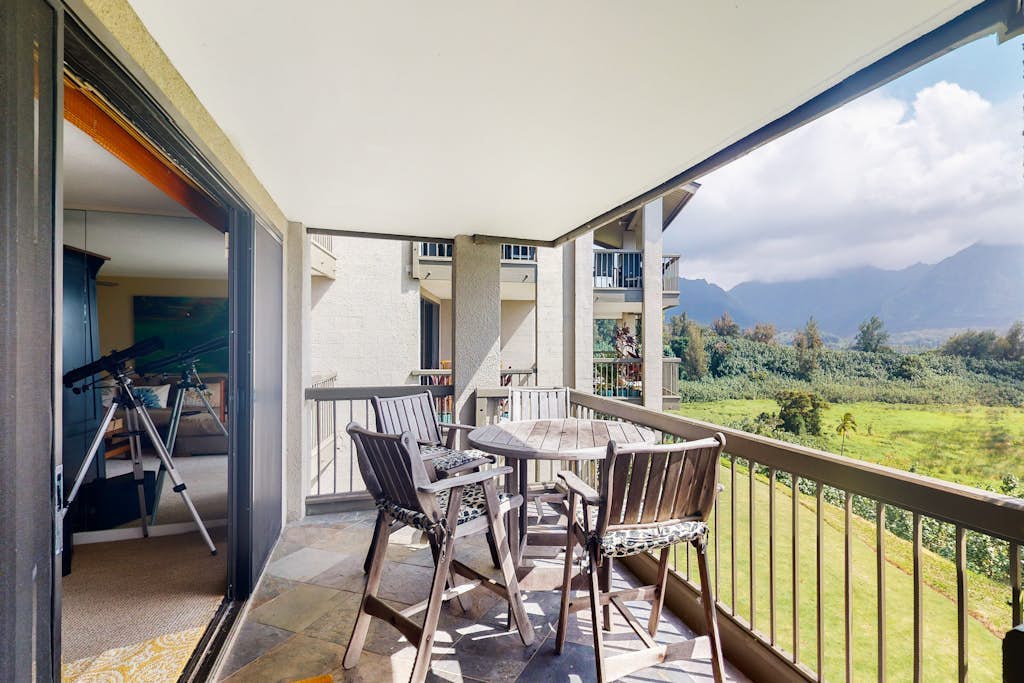 Convenient condo with amazing view of Hanalei Bay, lanai, outdoor pool & hot tub