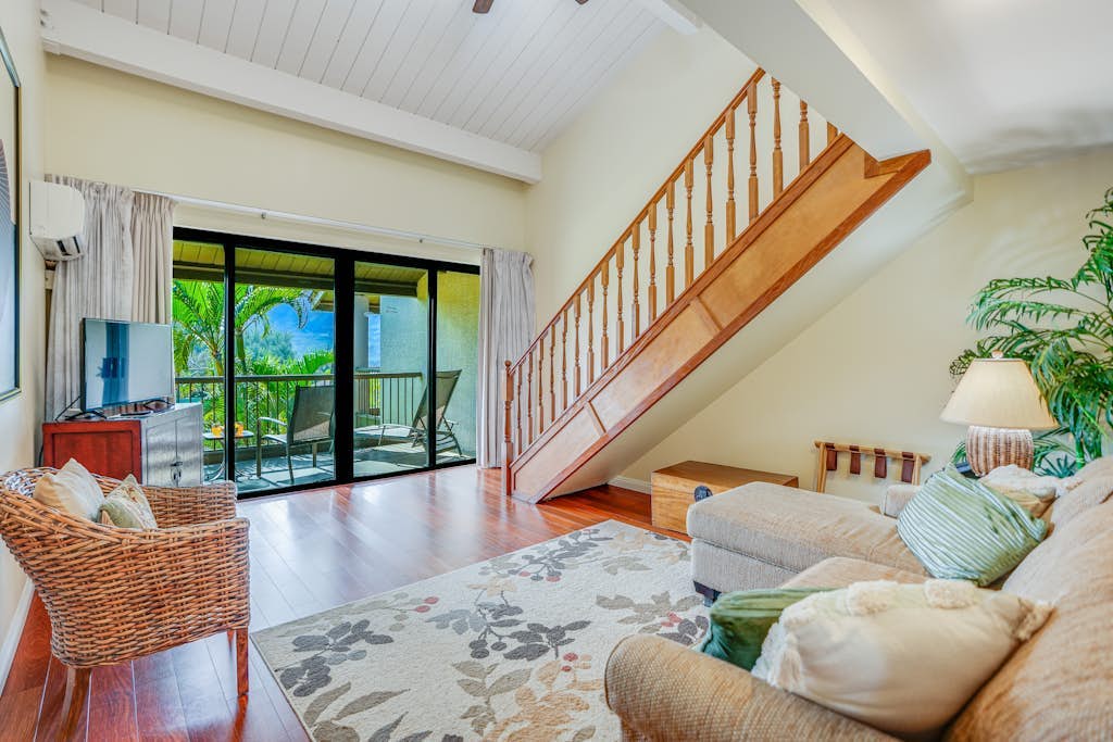 Two-level condo with AC, lanai, 2 pools & 8 tennis courts - walk to beach