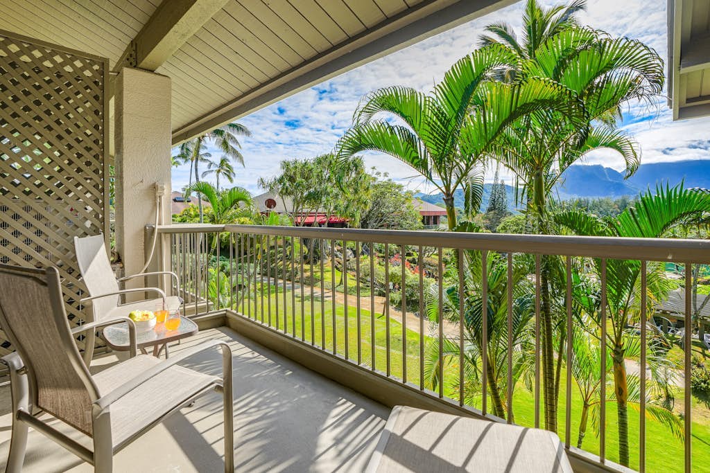 Two-level condo with AC, lanai, 2 pools & 8 tennis courts - walk to beach