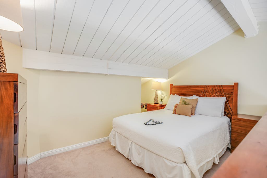 Two-level studio with AC, lanai, 2 pools & 8 tennis courts - walk to beach