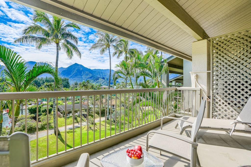 Top-floor condo with mountain views, washer/dryer, 2 pools & 8 tennis courts