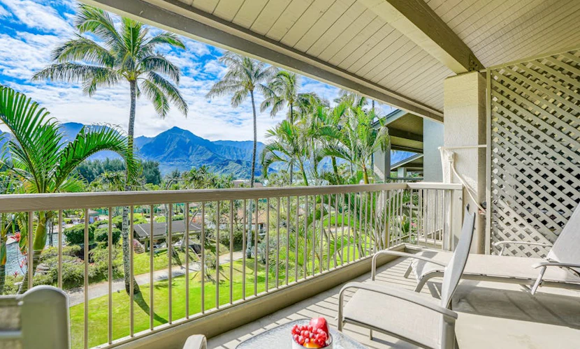 Top-floor condo with mountain views, washer/dryer, 2 pools & 8 tennis courts