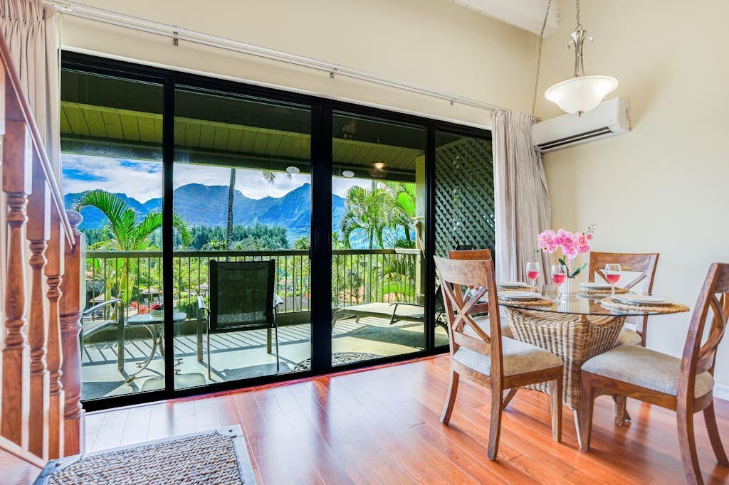 Top-floor condo with mountain views, washer/dryer, 2 pools & 8 tennis courts