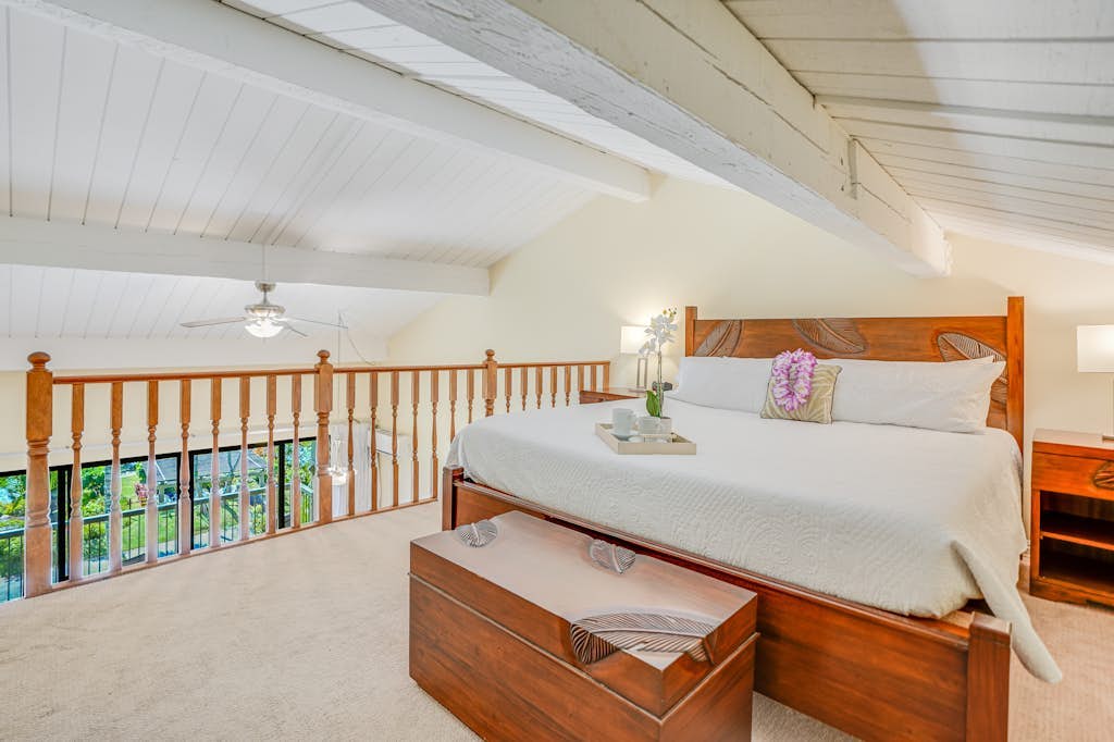 Top-floor condo with mountain views, washer/dryer, 2 pools & 8 tennis courts