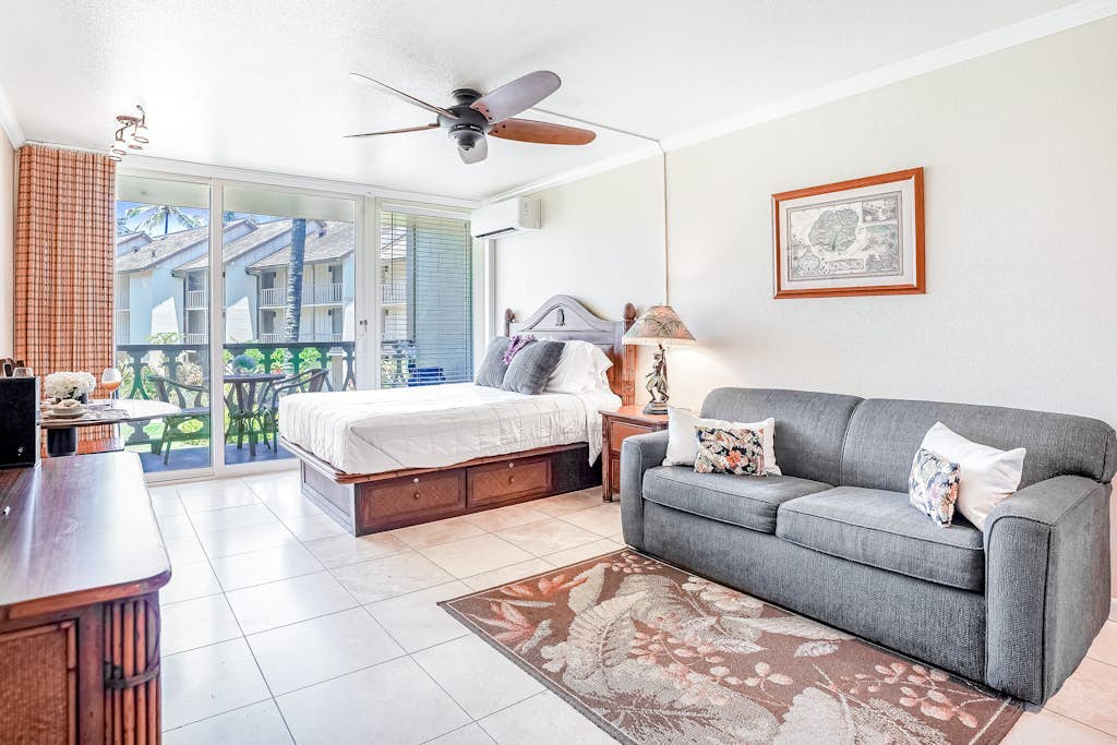 Beautiful Second-Floor Studio w/Free WiFi, Private Balcony + Shared Pool/Hot Tub