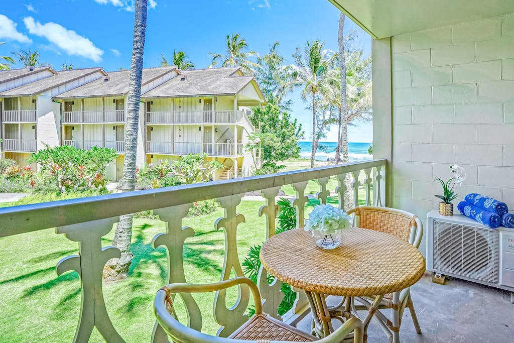 Beautiful Second-Floor Studio w/Free WiFi, Private Balcony + Shared Pool/Hot Tub
