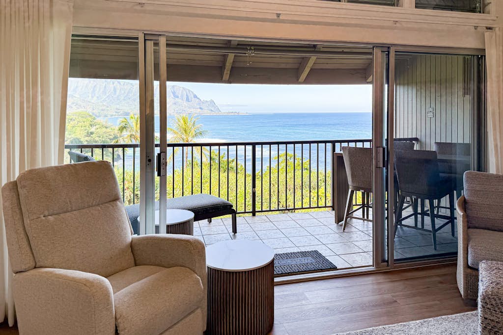 Oceanfront lanai with sunset view, heated pool, hot tub, walk to Hideaways Beach