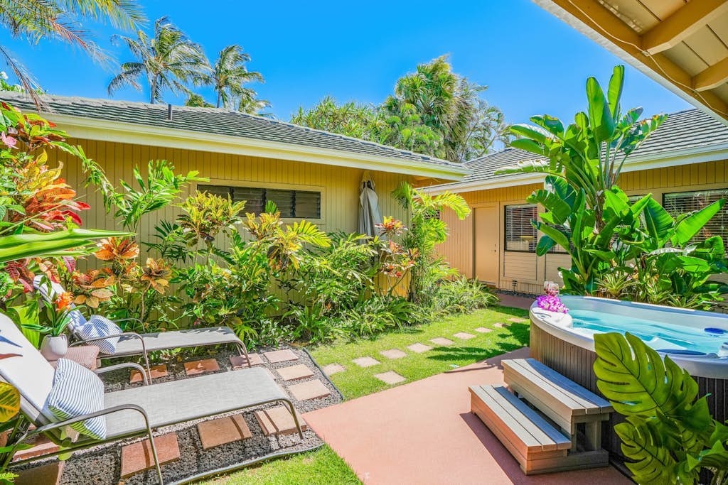 Garden view home with lanai, AC in every room, pool & tennis - walk to beaches
