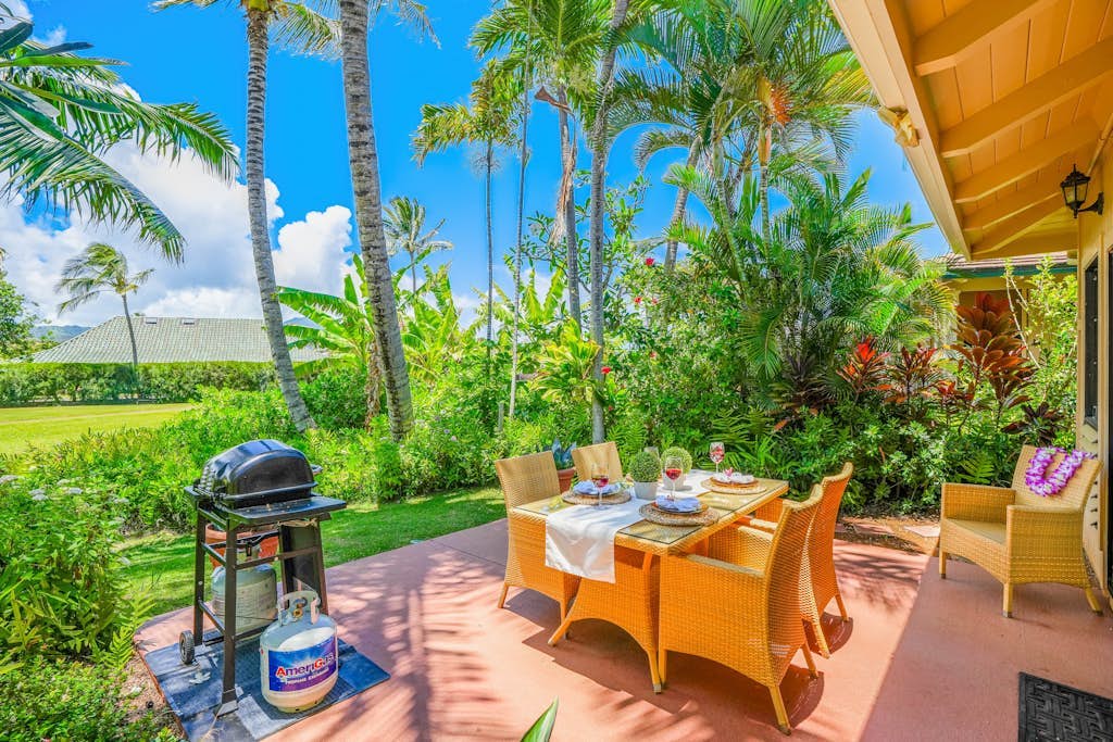 Garden view home with lanai, AC in every room, pool & tennis - walk to beaches