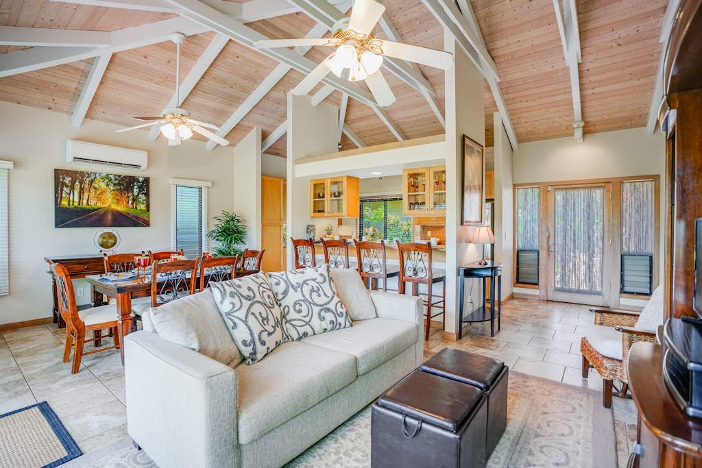 Garden view home with lanai, AC in every room, pool & tennis - walk to beaches