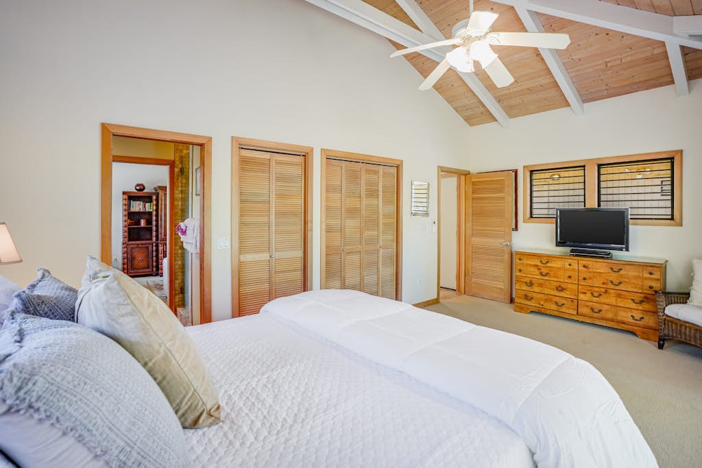 Garden view home with lanai, AC in every room, pool & tennis - walk to beaches