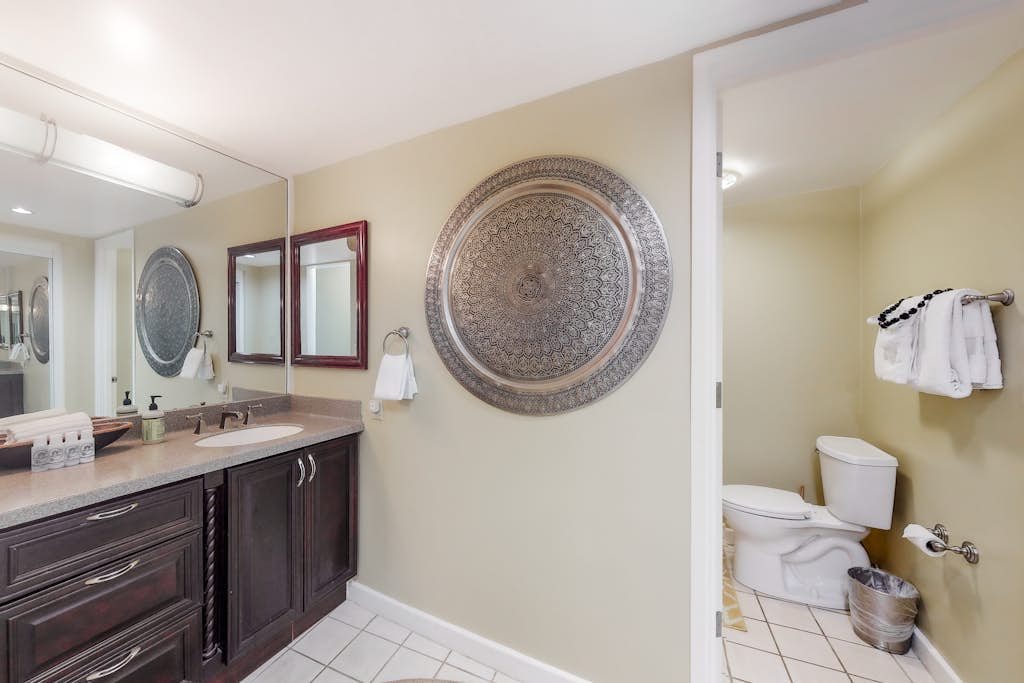 Hotel room with view of Hanalei Bay, lanai, outdoor pool, hot tub & grills