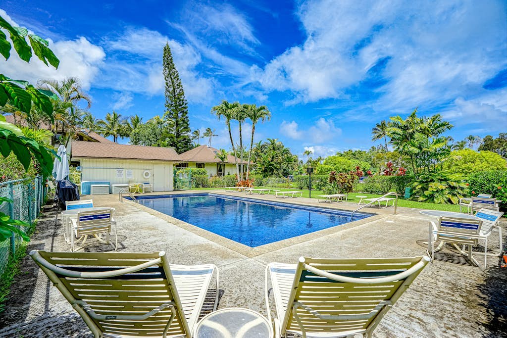 2nd floor studio with shared pool, fast WiFi, A/C, and mountain view