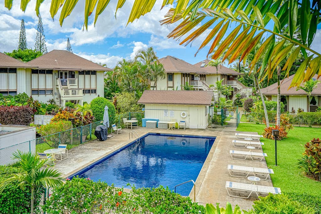 2nd floor studio with shared pool, fast WiFi, A/C, and mountain view