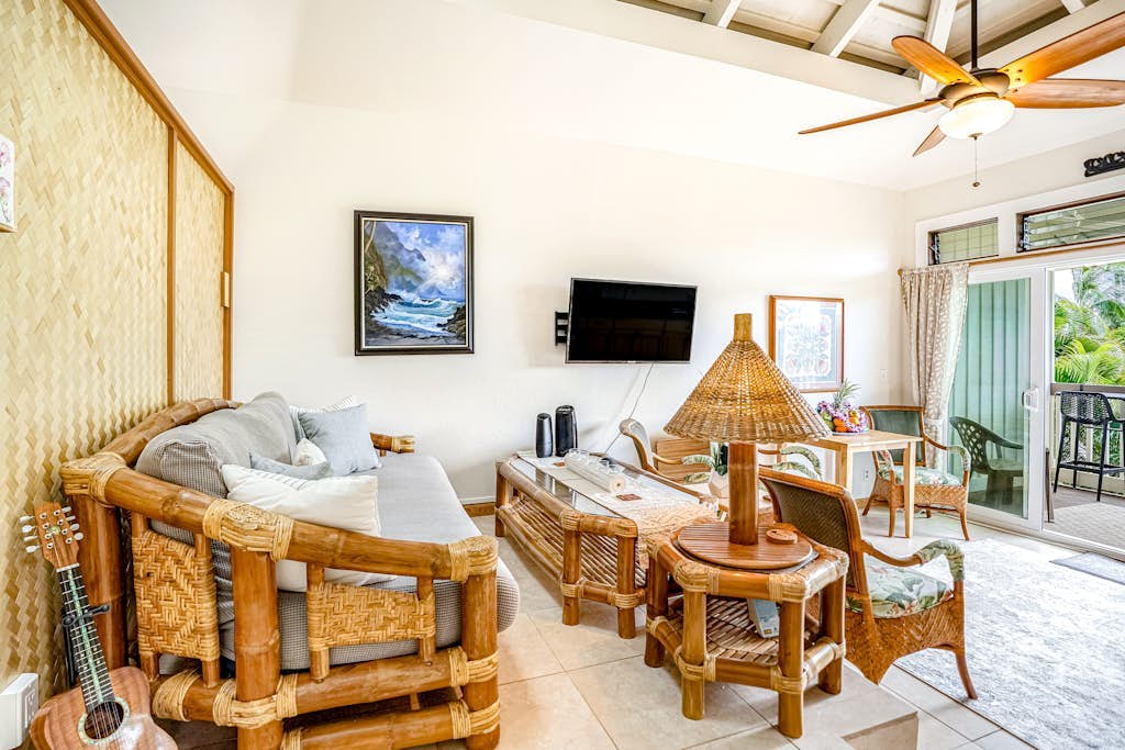 2nd floor studio with shared pool, fast WiFi, A/C, and mountain view