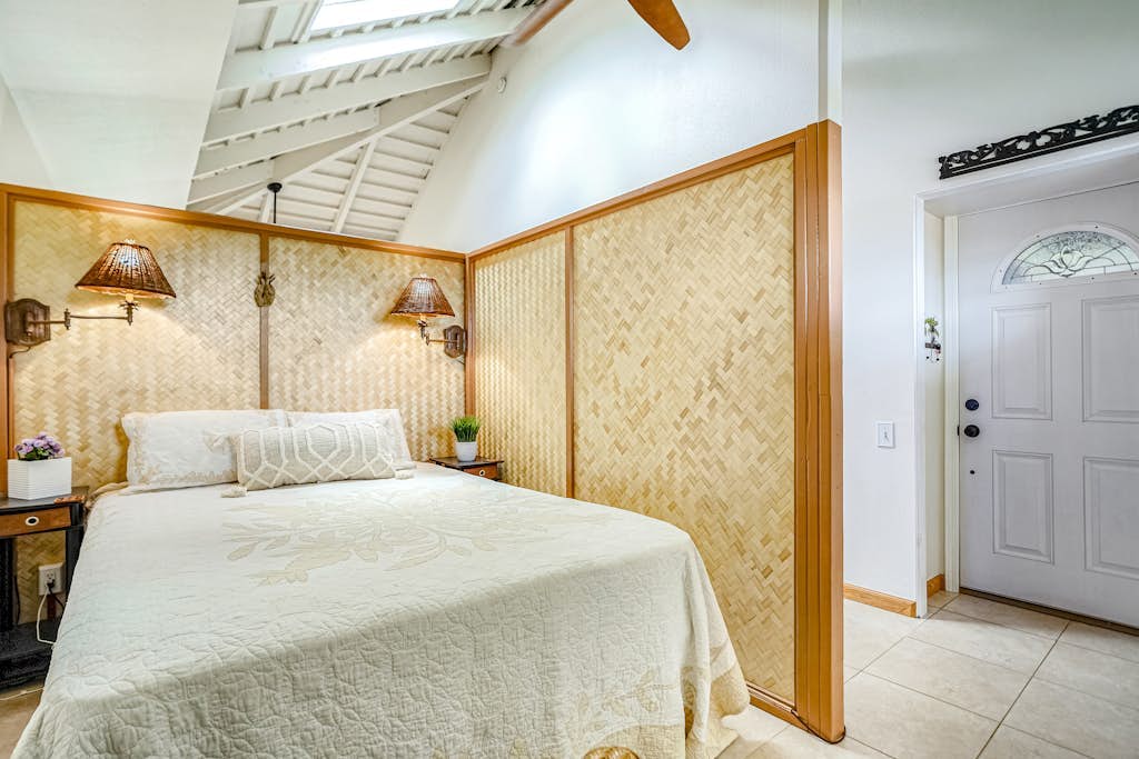 2nd floor studio with shared pool, fast WiFi, A/C, and mountain view