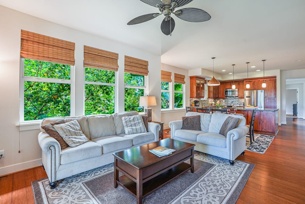 Bright and beautiful condo with pool, hot tub, gym, patio, grill, & WiFi