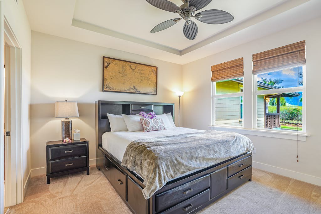 Bright and beautiful condo with pool, hot tub, gym, patio, grill, & WiFi
