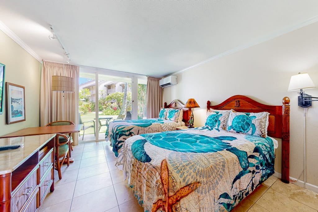 Ground-floor beach studio - ocean-view lanai, AC, steps to pool & hot tub