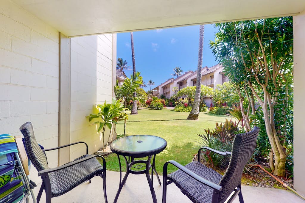 Ground-floor beach studio - ocean-view lanai, AC, steps to pool & hot tub