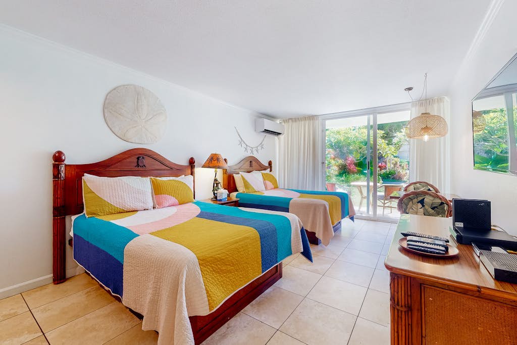 Ground-floor zen studio - ocean-view lanai, AC, steps to beachside pool/hot tub