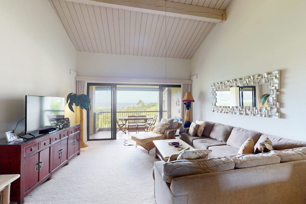 2-story condo with loft, balcony, ocean views, outdoor pool, hot tub & AC