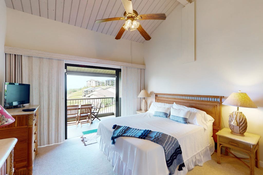 2-story condo with loft, balcony, ocean views, outdoor pool, hot tub & AC
