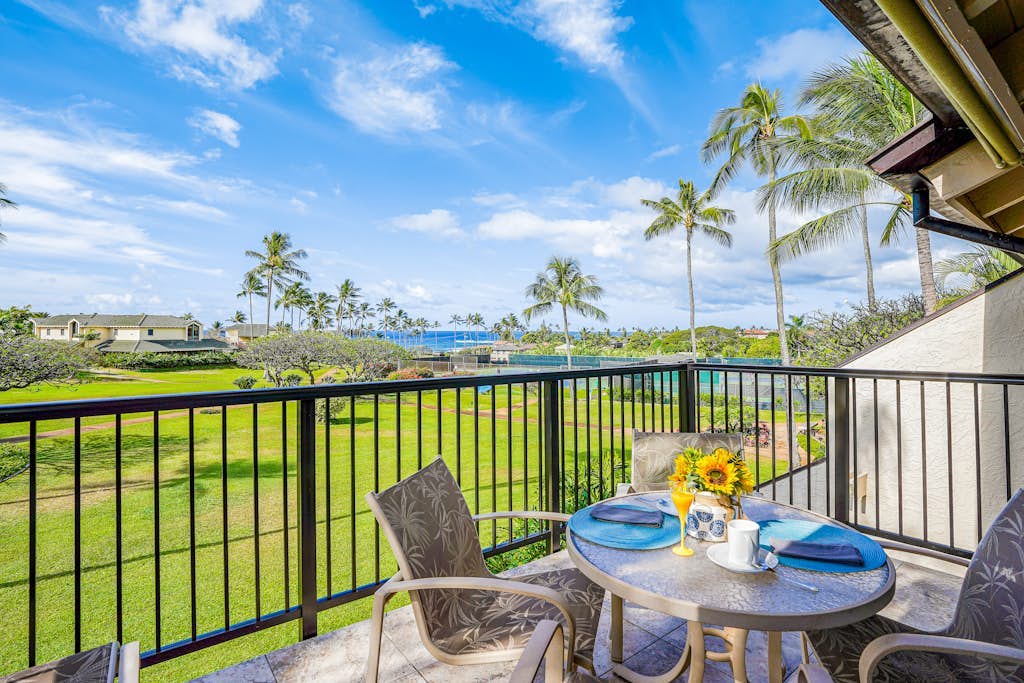 Top-floor ocean-view condo - lanais, 2 pools, hot tub, walk to Brennecke’s Beach
