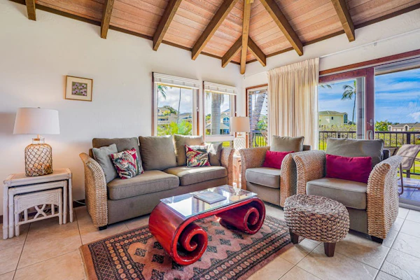 Top-floor ocean-view condo - lanais, 2 pools, hot tub, walk to Brennecke’s Beach