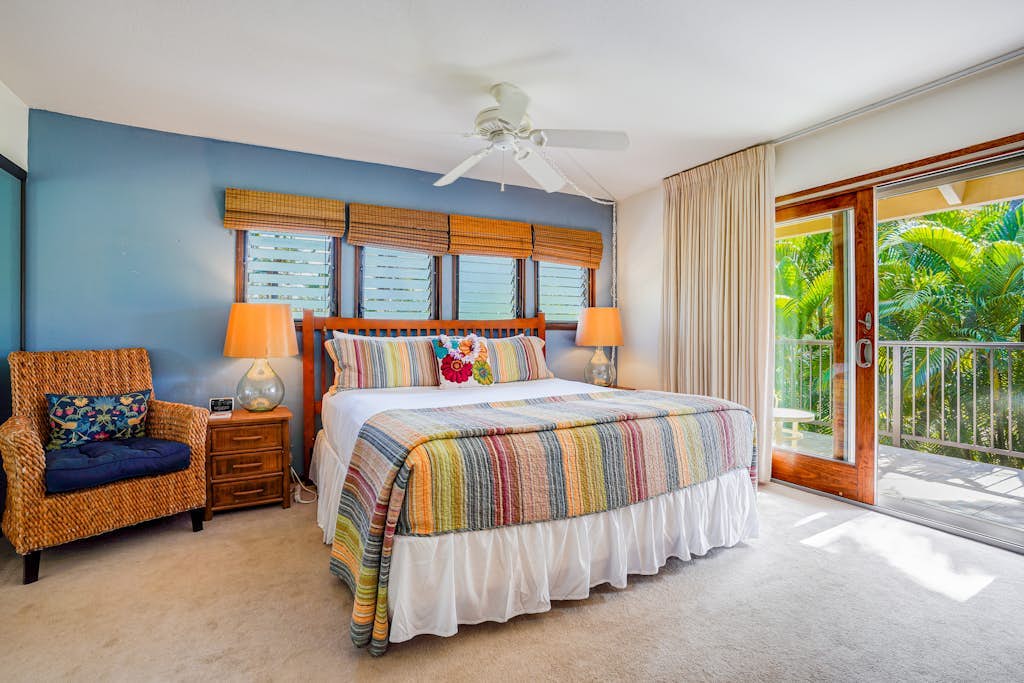 Top-floor ocean-view condo - lanais, 2 pools, hot tub, walk to Brennecke’s Beach