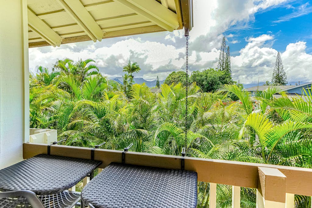 Full duplex w/fast WiFi, mountain views, A/C, 2 balconies, pool, & grills