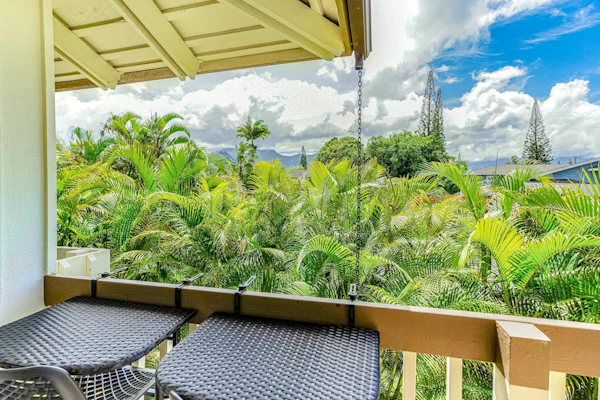 Full duplex w/fast WiFi, mountain views, A/C, 2 balconies, pool, & grills