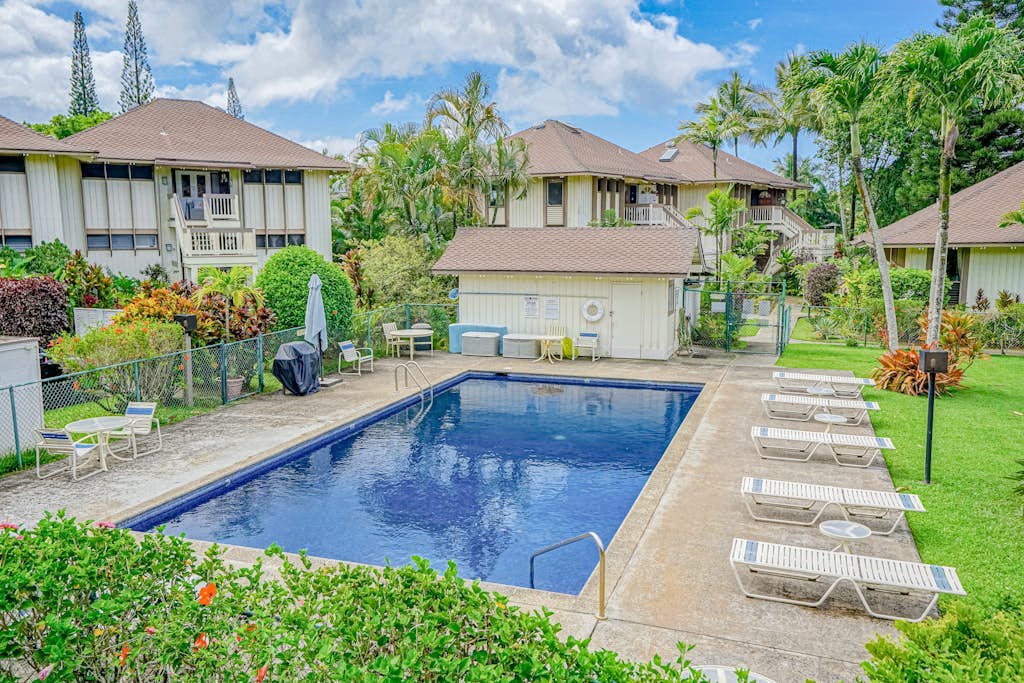 Corner studio with fast WiFi, expansive mountain views, A/C, pool, & grills