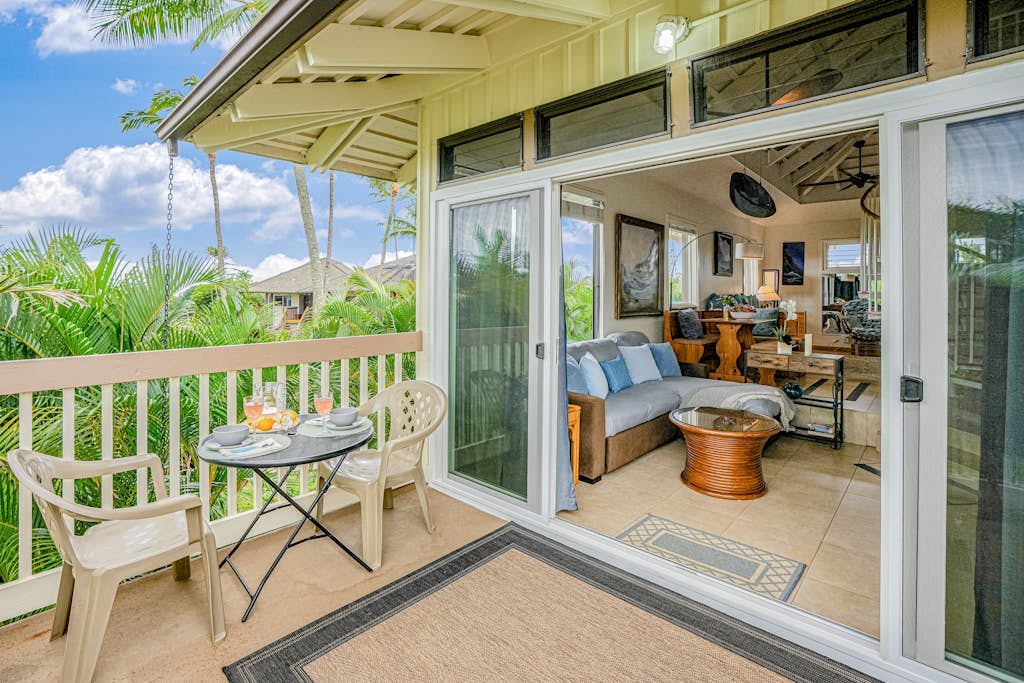 Corner studio with fast WiFi, expansive mountain views, A/C, pool, & grills