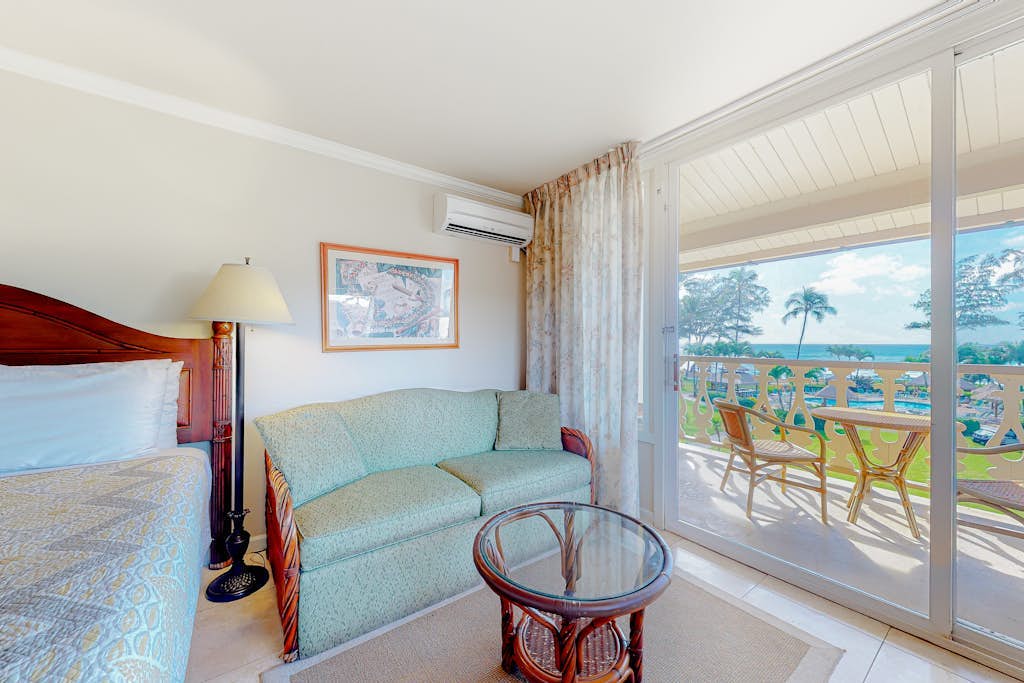 Ocean-view corner unit at oceanfront resort - steps to beachside pool & hot tub
