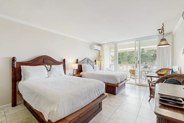 Top-floor beach studio - partial ocean views - steps to beachside pool & hot tub