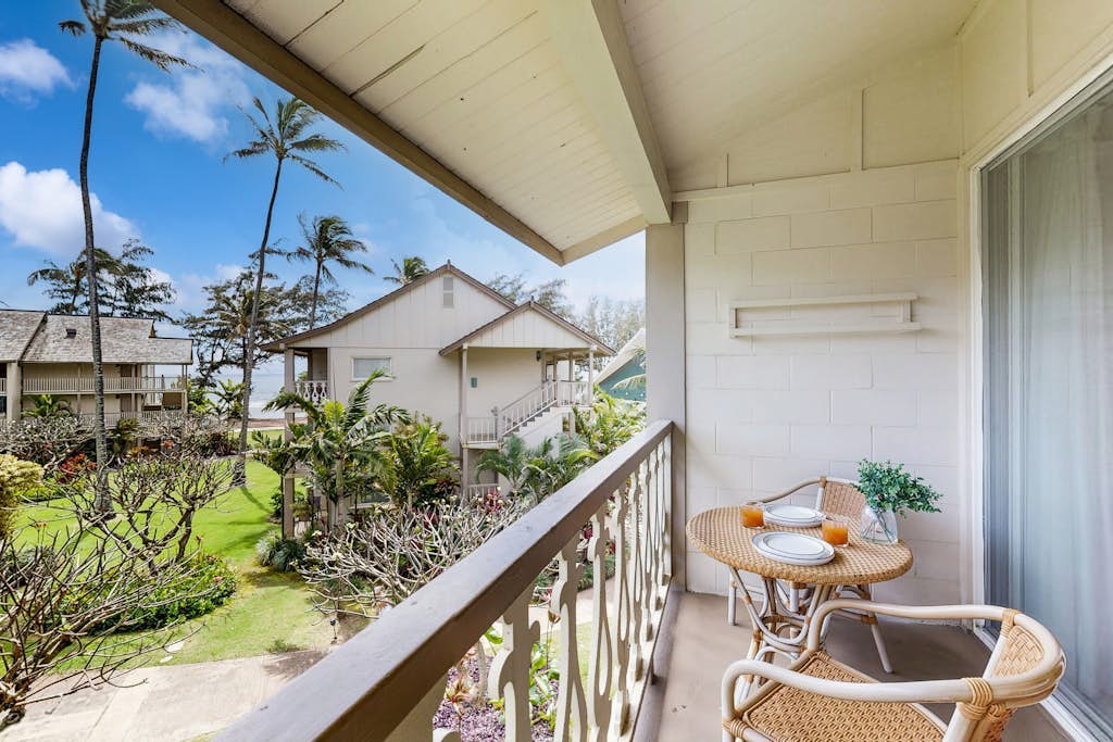 Top-floor beach studio - partial ocean views - steps to beachside pool & hot tub