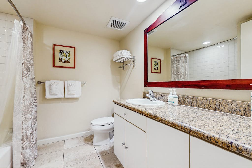 Top-floor beach studio - partial ocean views - steps to beachside pool & hot tub