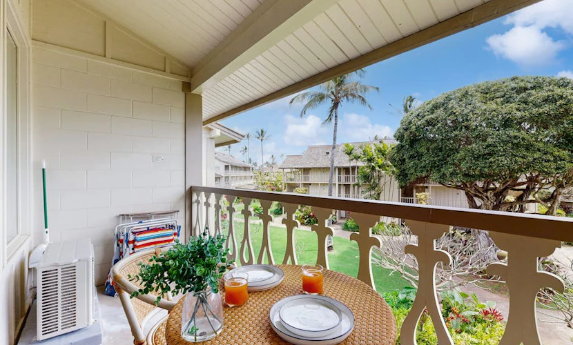 Top-floor beach studio - partial ocean views - steps to beachside pool & hot tub
