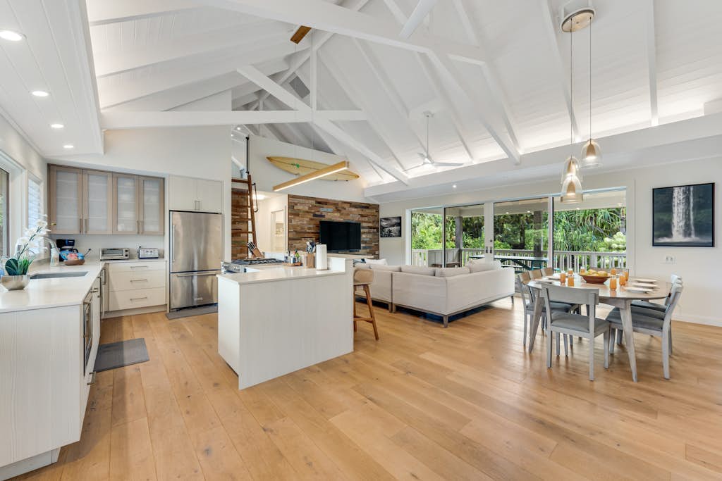 Breathtaking Anini home with guesthouse & steps away from beach